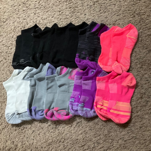 A Variety Bundle of Preloved Socks AVIA Socks - Picture 14 of 15